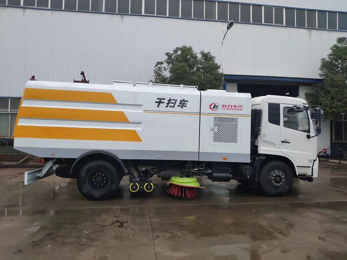 東風(fēng)天錦干濕兩用掃路車(chē)圖片