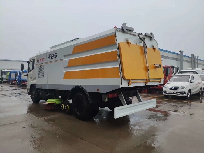 東風(fēng)天錦干濕兩用掃路車(chē)圖片