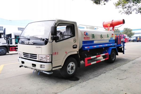 東風(fēng)小多利卡綠化噴灑車(4.5立方、30米霧炮機)