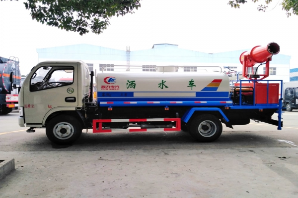 東風(fēng)小多利卡綠化噴灑車(4.5立方、30米霧炮機)圖片