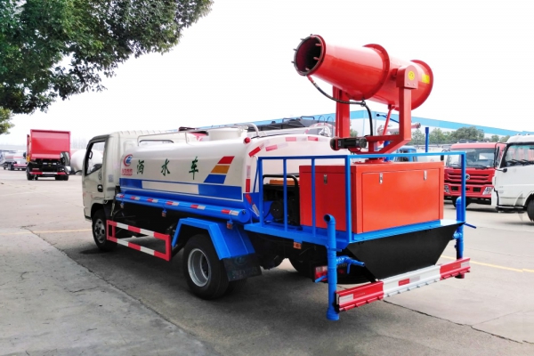 東風(fēng)小多利卡綠化噴灑車(4.5立方、30米霧炮機)圖片