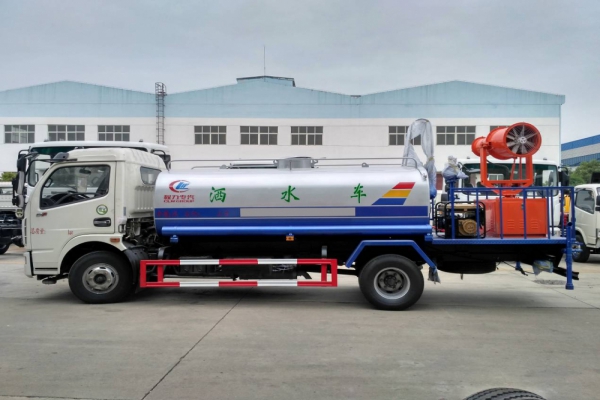 東風大多利卡霧炮車(8噸、30-40米噴霧機)圖片