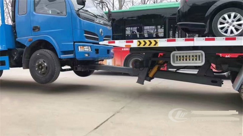 東風(fēng)D9一拖三清障車